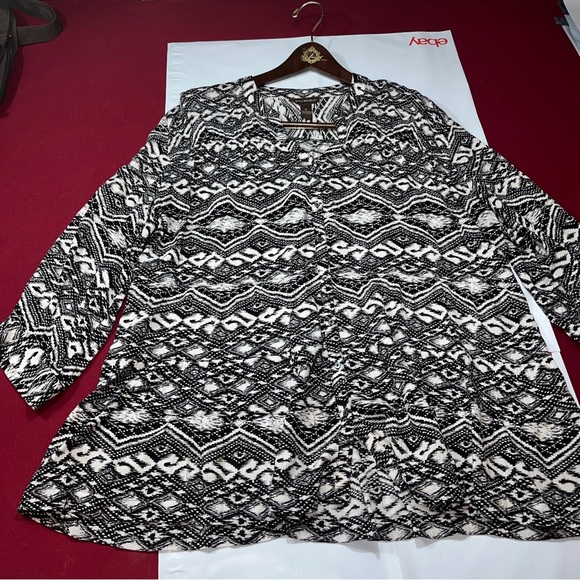 BIT and BRIDLE XL Shirt BLACK WHITE GEOMETRIC PEASANT BLOUSE Rayon Buttons FLOWY - Picture 8 of 12